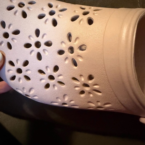 CROCS Light Pink Floral Clogs - Picture 2 of 6